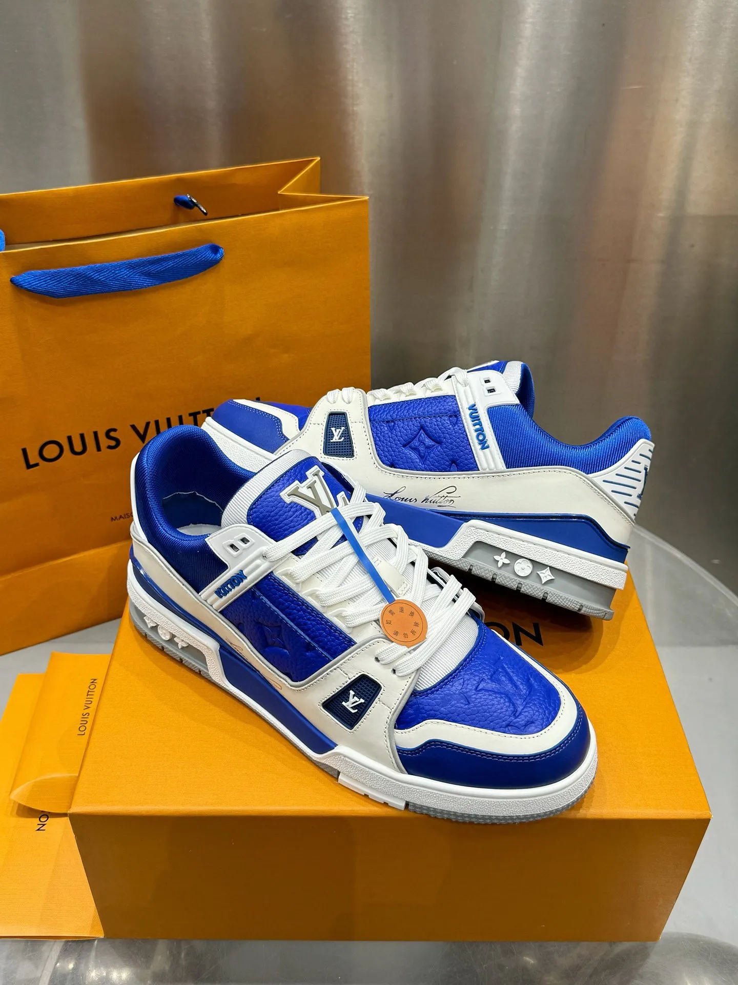 👟👟Ex-factory price 740👟👟 LOUIS VUITTON - the best-looking sneakers by Virgin Abloh, Lv Brand strongly recommends new products, official website limited edition retro basketball sneakers! Both high-top and low-top models spent money to purchase the original 1:1 accurate replica, the details are invincible, full of sincerity, imported custom-made original cowhide, the original package method is the same, the details are 100% restored, the private model customizes the original one-piece TPU outsole, which is different from other brands, without the original version, this effect cannot be achieved! LV’s best-looking couple shoes in the past, don’t miss it! Size: 35-45